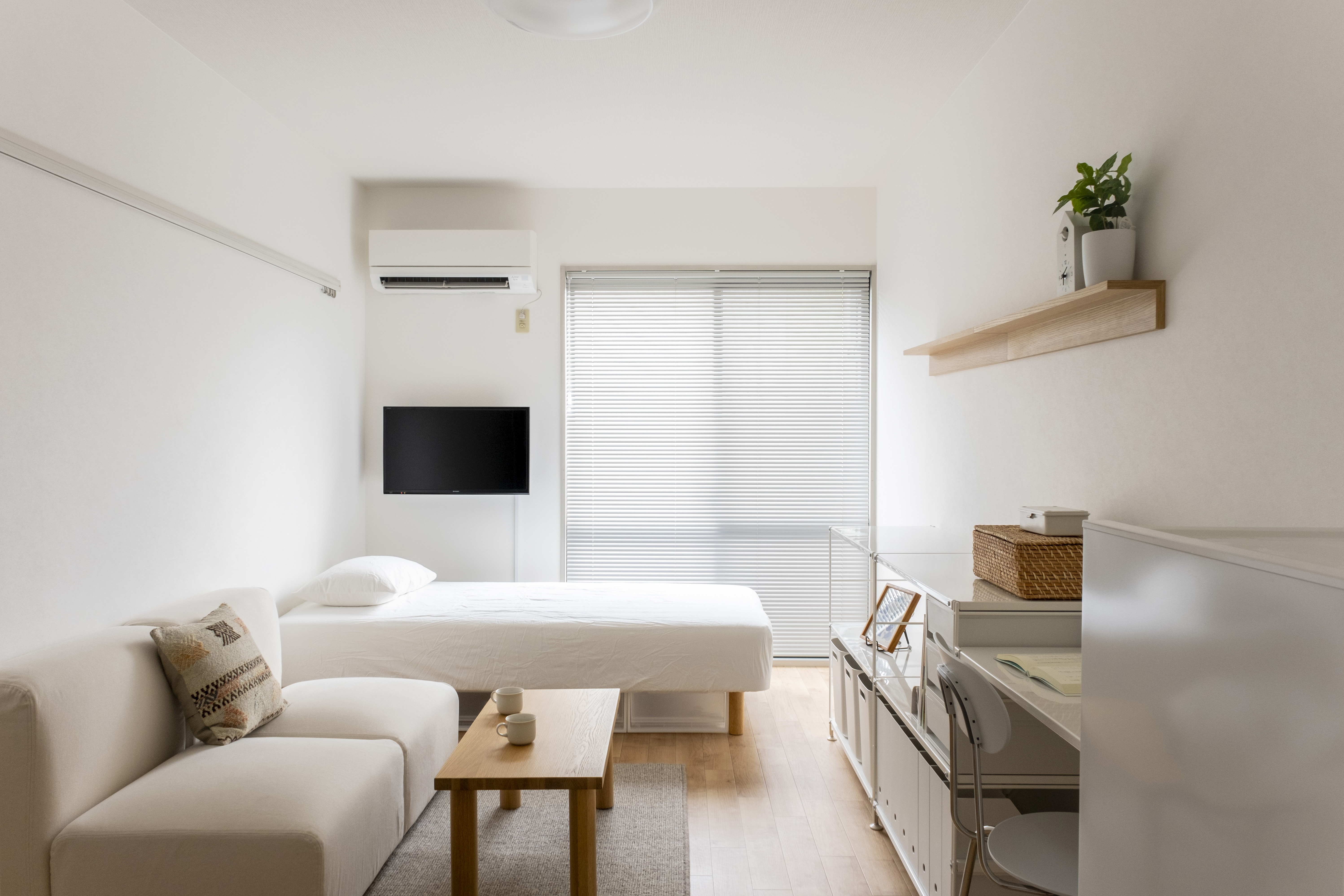 同タイプアレンジパターン①：家具の配置変更と買い足しで、オンオフめりはりのある部屋に変身　※ソファ、テーブル、カーペットその他小物はつきません