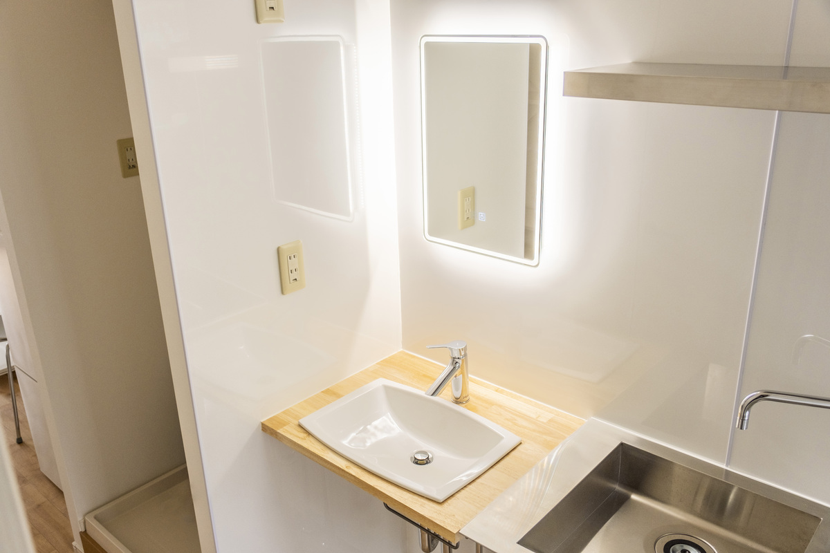 洗面台の鏡はLED照明つき。身だしなみに便利です。