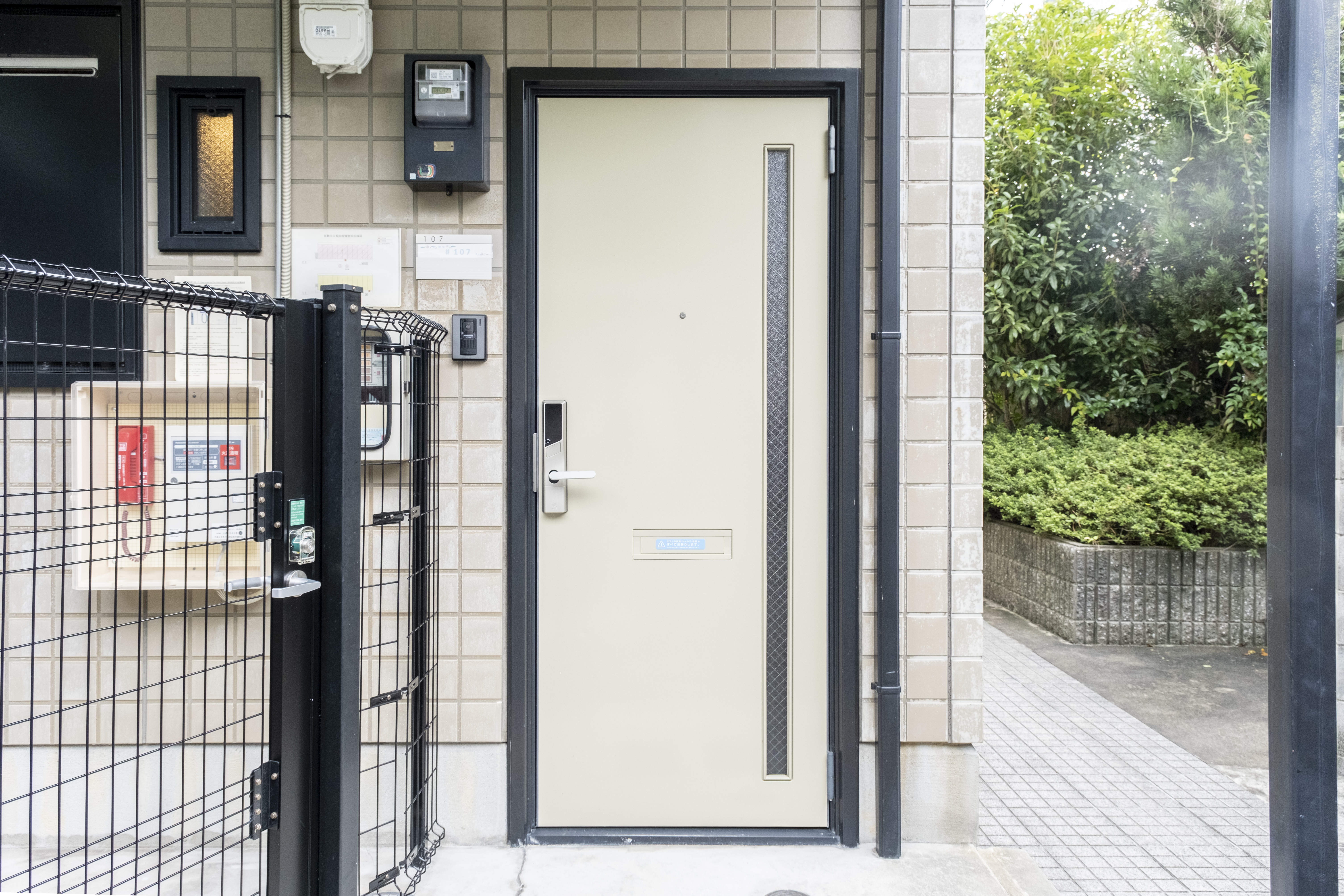 玄関は電子ロック式です