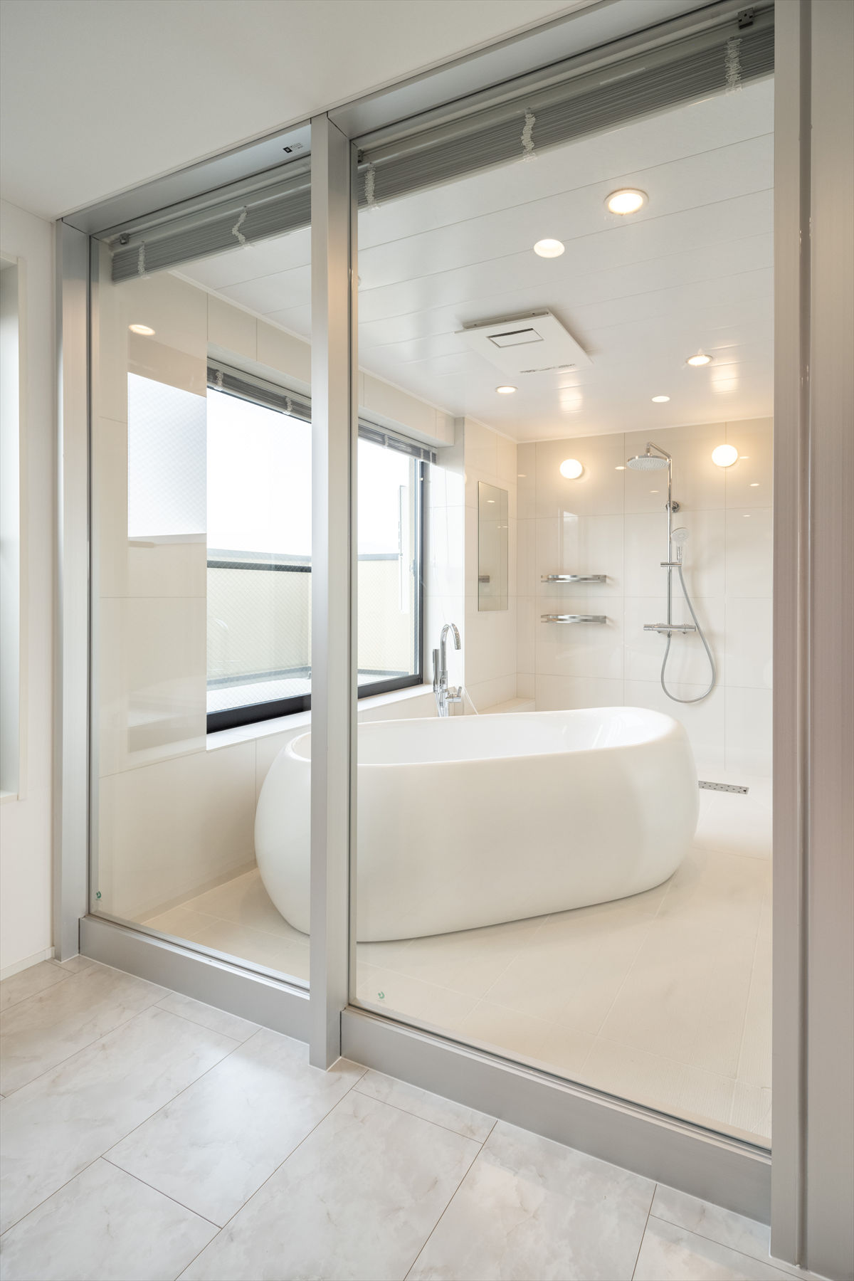 洋室と浴室の間はガラス張りでホテルのようなスタイリッシュな空間になっています