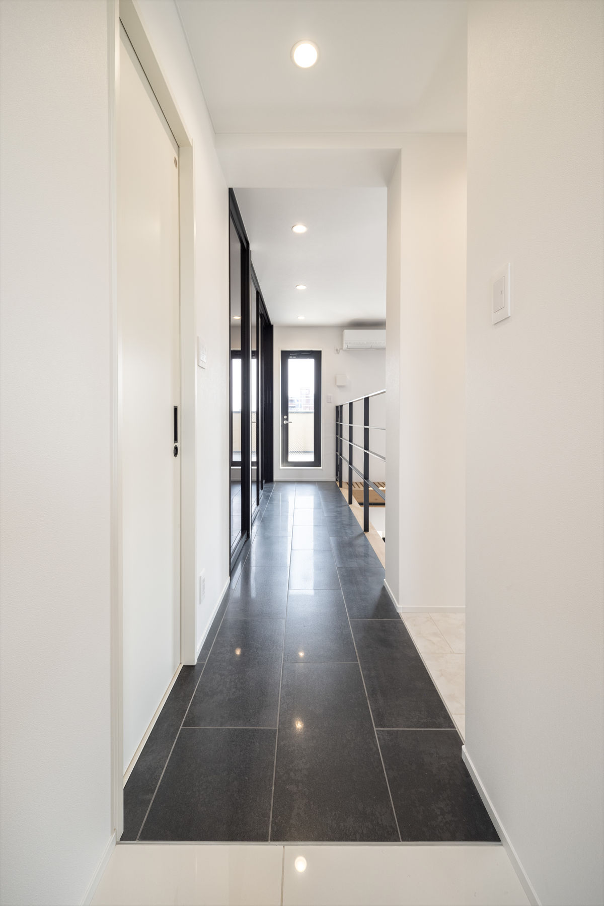 洗面前からバルコニーへの目線