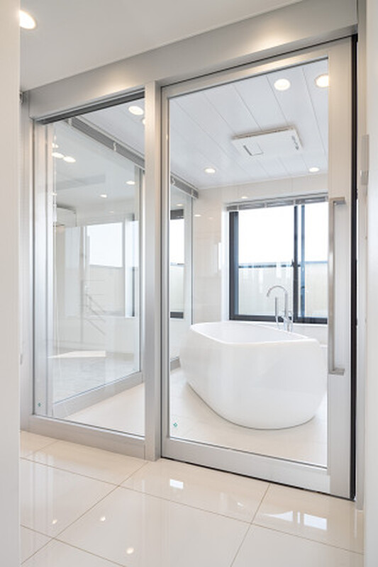 洗面後ろの壁もガラス張りで明るく開放的な空間です