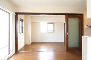 LDKと洋室を仕切る扉を開けると大きな空間が広がります