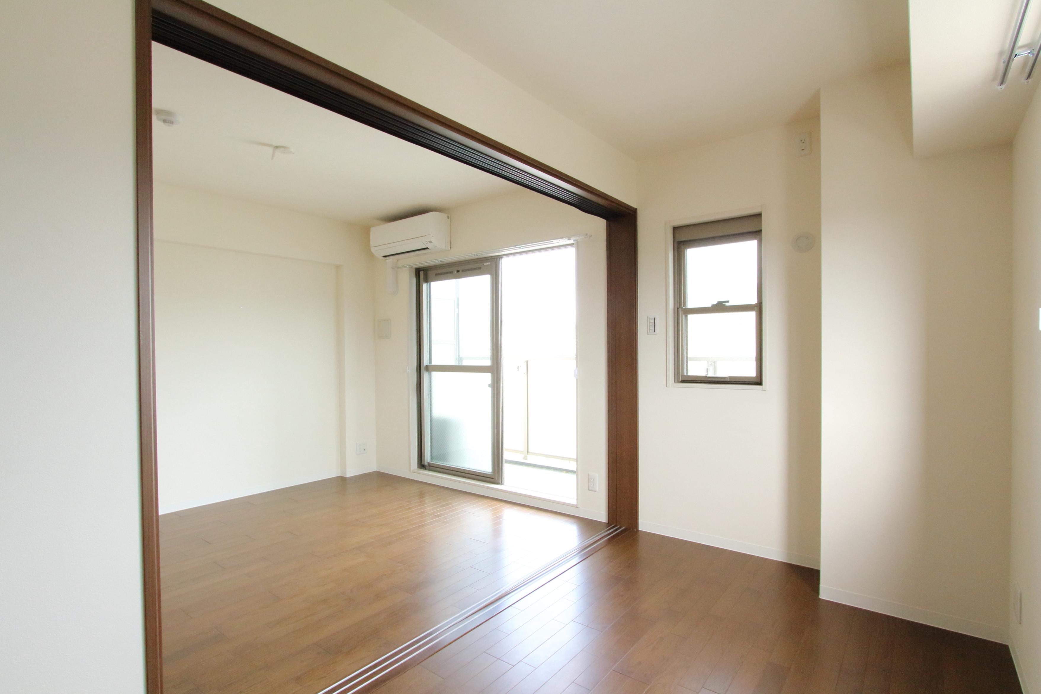 LDKと洋室を仕切る扉を開けると大きな空間が広がります