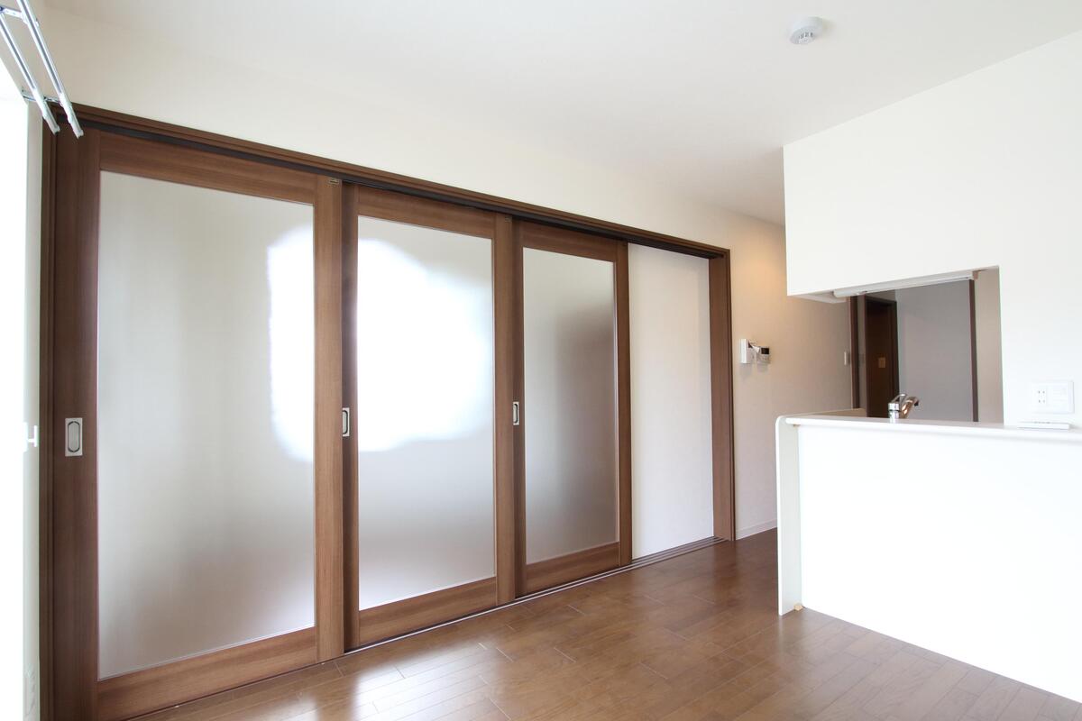 光を取り入れながら空間を仕切りることができます