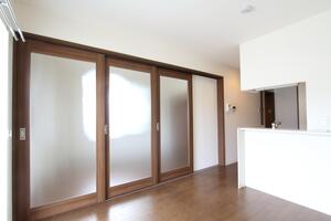 光を取り入れながら空間を仕切りることができます