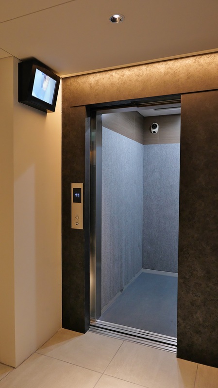 モニター付きエレベーター