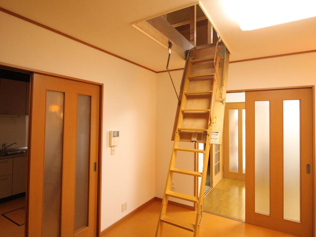 洋室7.5帖のお部屋に天井収納庫がついています